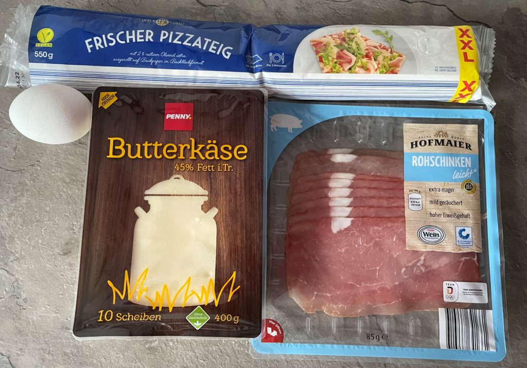 Rezept für köstliche eingerollte Pizzastäbe, mit einer Schinken-Käsefüllung