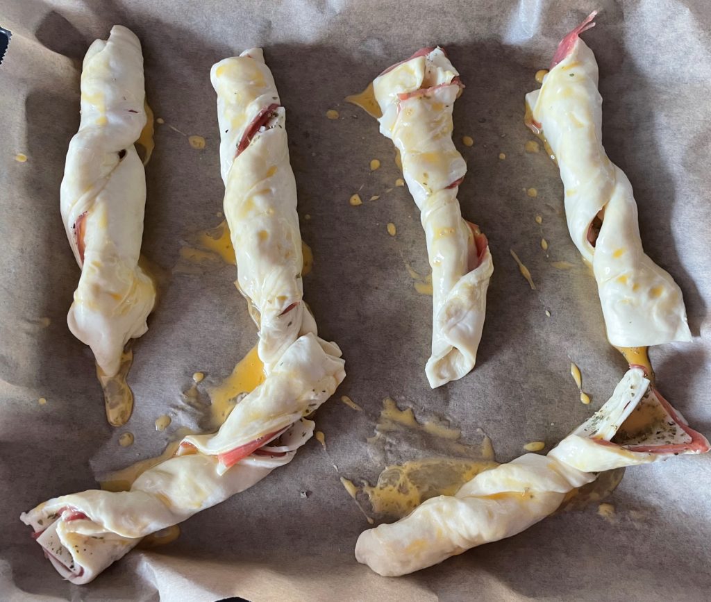 Rezept für köstliche eingerollte Pizzastäbe, mit einer Schinken-Käsefüllung