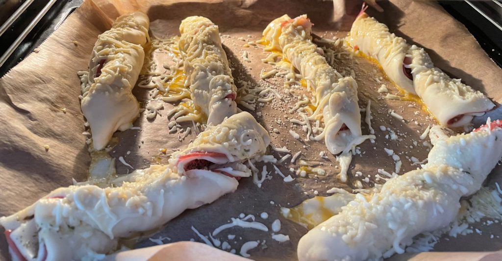 Rezept für köstliche eingerollte Pizzastäbe, mit einer Schinken-Käsefüllung Rezept für köstliche eingerollte Pizzastäbe, mit einer Schinken-Käsefüllung