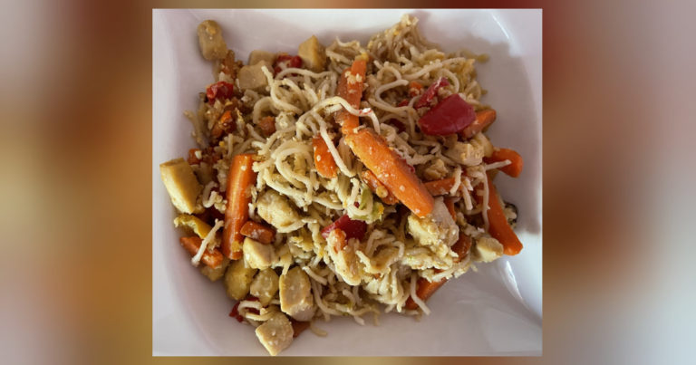 Rezept für gebratene Asia-Nudeln mit frischem Gemüse und Chicken ...