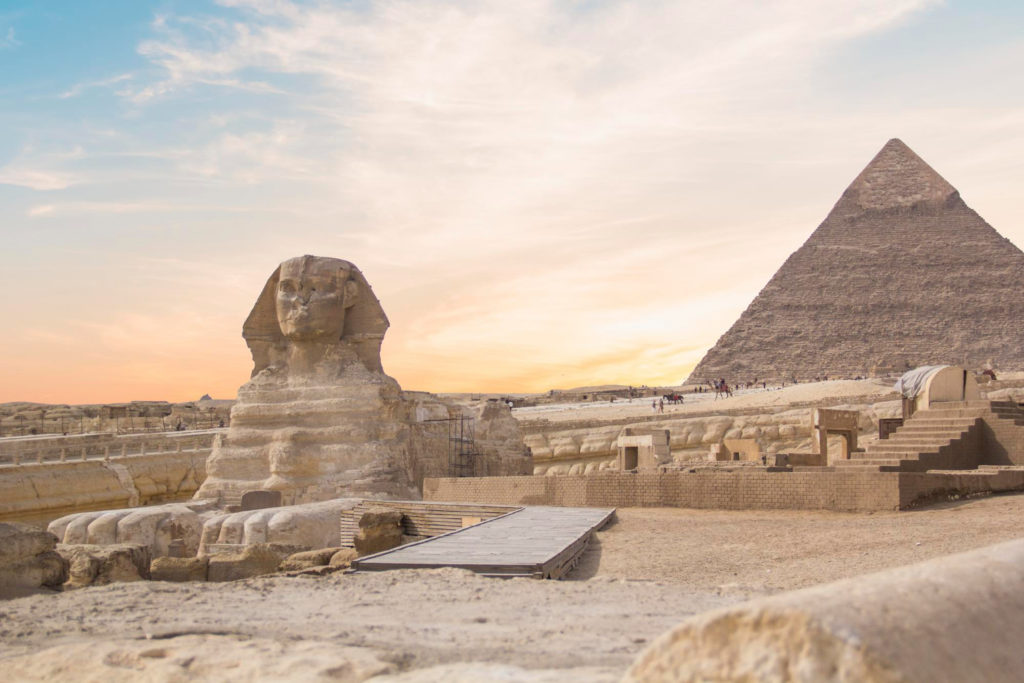 Die Cheops-Pyramide und die Lichtgeschwindigkeit. Gibt es Gemeinsamkeiten?